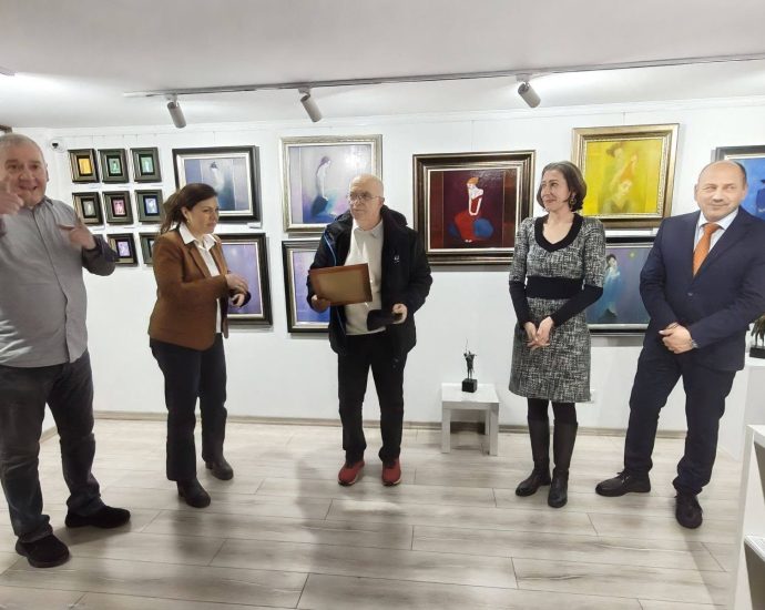 art galleri bridjes lovech valdo kirov 120226 7 Арт галерия „Мостове“ се изпълни с вълнение, красота и истинско уважение към изкуството по време на откриването на изложбата „Усещане за жена“ на големия ловешки художник Владимир Киров