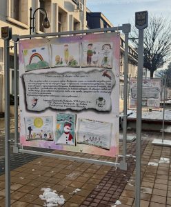 izlojba deca 50226 1 Изложба в центъра на Ловеч представя детското творчество под мотото „Малки стъпки, големи промени“