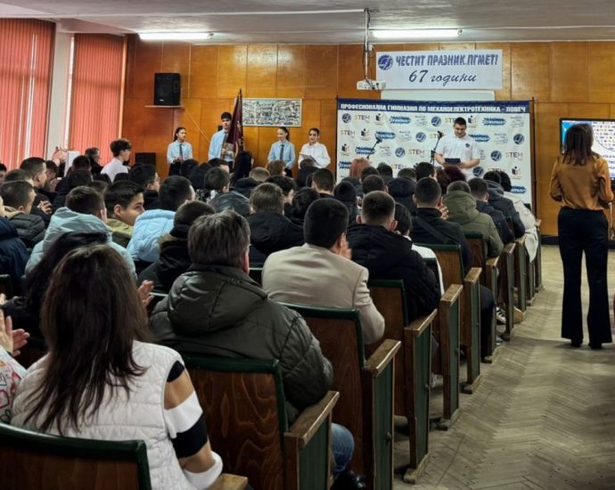 mehano praznik 100226 2 Професионалната гимназия по механоелектротехника в Ловеч отбеляза 67 години история и професионално образование