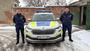 police nagradi lukovit 40226 Мл. инспектор Томи Лалов и мл. инспектор Красимир Иванов от РУ Луковит бяха наградени за спасяването на 71-годишна жена от пожар в собствения ѝ апартамент