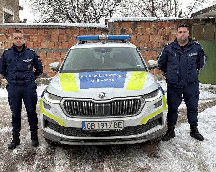 police nagradi lukovit 40226 Мл. инспектор Томи Лалов и мл. инспектор Красимир Иванов от РУ Луковит бяха наградени за спасяването на 71-годишна жена от пожар в собствения ѝ апартамент