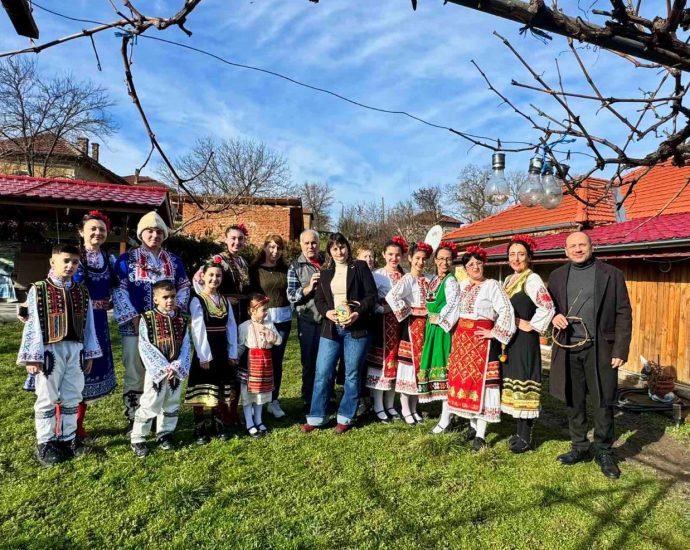 zarezan slatina 140226 1 С празнична програма и конкурс за домашно вино Слатина отбеляза Трифон Зарезан