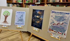 изложба европа ученици 200226 1 Открита е ученическа изложба „Европа на много езици“ в Регионална библиотека – Ловеч