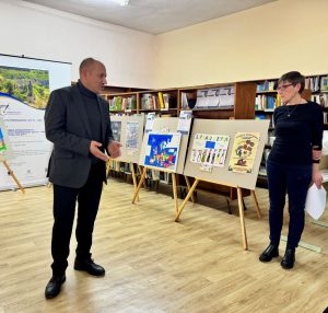 изложба европа ученици 200226 2 Открита е ученическа изложба „Европа на много езици“ в Регионална библиотека – Ловеч