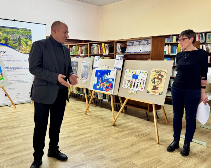 изложба европа ученици 200226 2 Открита е ученическа изложба „Европа на много езици“ в Регионална библиотека – Ловеч