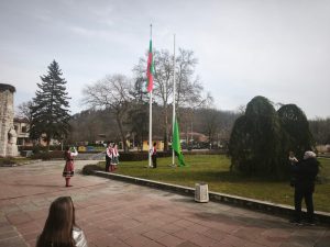 3.03.26 Угърчин трети март3 2 УГЪРЧИН ОТБЕЛЯЗА НАЦИОНАЛНИЯ ПРАЗНИК 3 МАРТ С ТЪРЖЕСТВЕНА ЦЕРЕМОНИЯ И ПРИЗНАТЕЛНОСТ КЪМ ГЕРОИТЕ