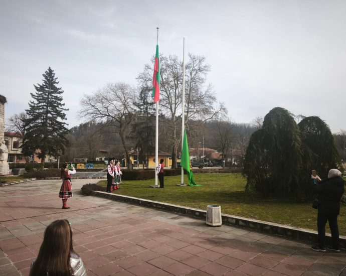 3.03.26 Угърчин трети март3 2 УГЪРЧИН ОТБЕЛЯЗА НАЦИОНАЛНИЯ ПРАЗНИК 3 МАРТ С ТЪРЖЕСТВЕНА ЦЕРЕМОНИЯ И ПРИЗНАТЕЛНОСТ КЪМ ГЕРОИТЕ