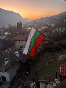 bg zname lovech 20326 3 МЕСТНАТА КОМИСИЯ В ЛОВЕЧ РАЗДАДЕ 600 НАЦИОНАЛНИ ФЛАГА НА УЧЕНИЦИ ПО СЛУЧАЙ ТРЕТИ МАРТ