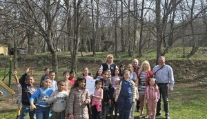 deca zoopark lovech 290326 1 Алея на детската рисунка бе открита в Ловешкия зоопарк. Тя е част от творческата инициатива на детската писателка Милена Димова и управителя на зоологическата градина, д-р Ивайло Станков