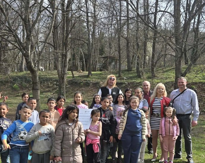 deca zoopark lovech 290326 1 Алея на детската рисунка бе открита в Ловешкия зоопарк. Тя е част от творческата инициатива на детската писателка Милена Димова и управителя на зоологическата градина, д-р Ивайло Станков