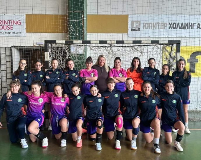 handball lovech 100326 ХК Ловеч 98 завърши сезона с две победи и сребро в Северната група
