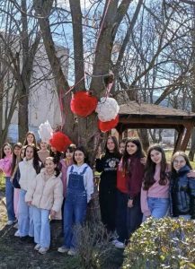 martenici deca lovech 20326 1 УЧИЛИЩАТА В ОБЩИНА ЛОВЕЧ УКРАСИХА МАРТЕНСКИ ДЪРВЕТА ПО ИНИЦИАТИВА НА МЕСТНАТА КОМИСИЯ