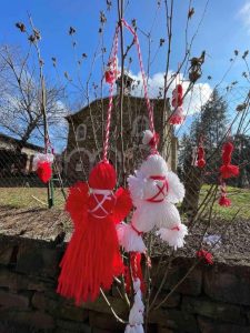 martenici deca lovech 20326 3 УЧИЛИЩАТА В ОБЩИНА ЛОВЕЧ УКРАСИХА МАРТЕНСКИ ДЪРВЕТА ПО ИНИЦИАТИВА НА МЕСТНАТА КОМИСИЯ