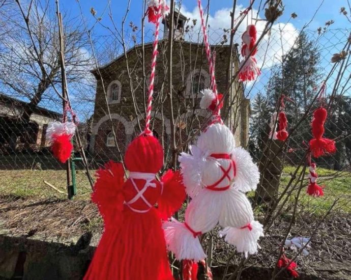 martenici deca lovech 20326 3 УЧИЛИЩАТА В ОБЩИНА ЛОВЕЧ УКРАСИХА МАРТЕНСКИ ДЪРВЕТА ПО ИНИЦИАТИВА НА МЕСТНАТА КОМИСИЯ
