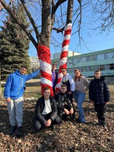 martenici deca lovech 20326 4 УЧИЛИЩАТА В ОБЩИНА ЛОВЕЧ УКРАСИХА МАРТЕНСКИ ДЪРВЕТА ПО ИНИЦИАТИВА НА МЕСТНАТА КОМИСИЯ