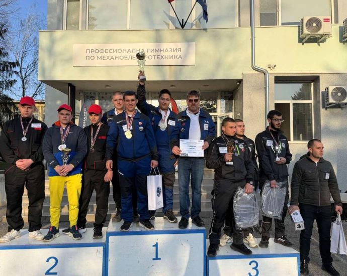 mehano lovech 160326 1 Отборът на ПГМЕТ – Ловеч е регионален шампион в състезанието „Най-добър млад автомонтьор и водач на МПС“