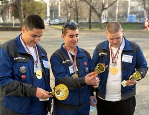 mehano lovech 160326 3 Отборът на ПГМЕТ – Ловеч е регионален шампион в състезанието „Най-добър млад автомонтьор и водач на МПС“
