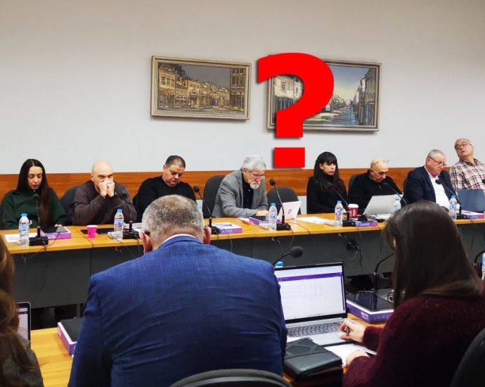 obs 20326 Красимира Дренчева, общински съветник: Петнайсетте съветника от управляващото мнозинство и най-вече Управляващият управляваното мнозинство са виновниците за това, че вече повече от две години в града не се случва нищо значимо.