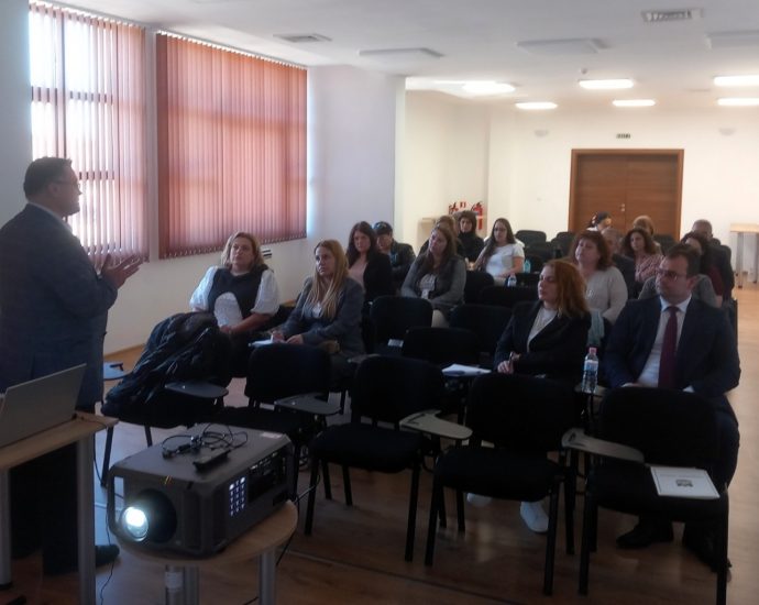 obuchenie mladejki dom 120326 2 В Младежки дом - Ловеч се проведе обучение за новия режим на деклариране пред Сметната палата