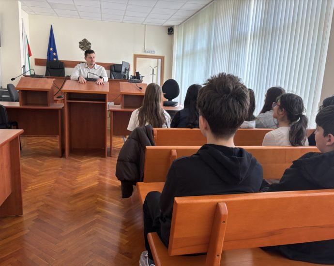 obuchenie sad lovech 270326 1 Магистрат от Ловеч пред седмокласници: Средата е определяща за бъдещето на децата