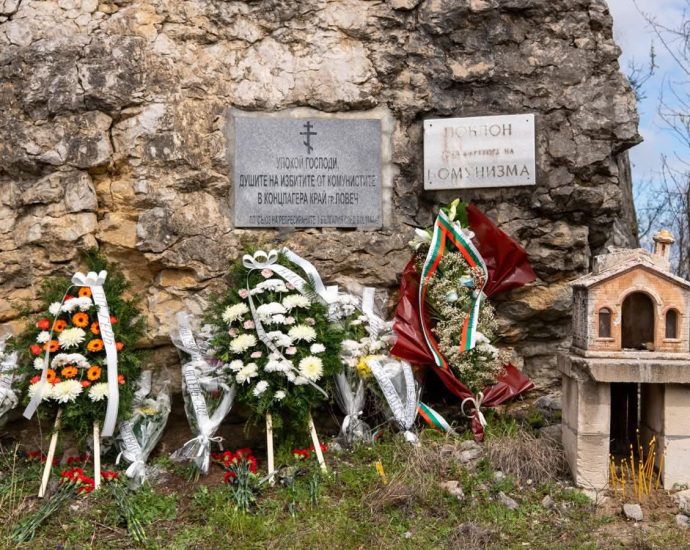 poklonenie slanchev briag 280326 ГЕРБ-СДС превръща лагера „Слънчев бряг“ в пантеон на жертвите на комунистическия режим