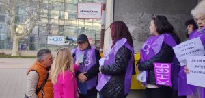 protest bg post 90326 1 Служители на Български пощи в Ловеч излязоха на протест с искане за по-високи заплати
