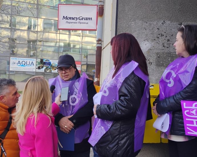 protest bg post 90326 1 Служители на Български пощи в Ловеч излязоха на протест с искане за по-високи заплати