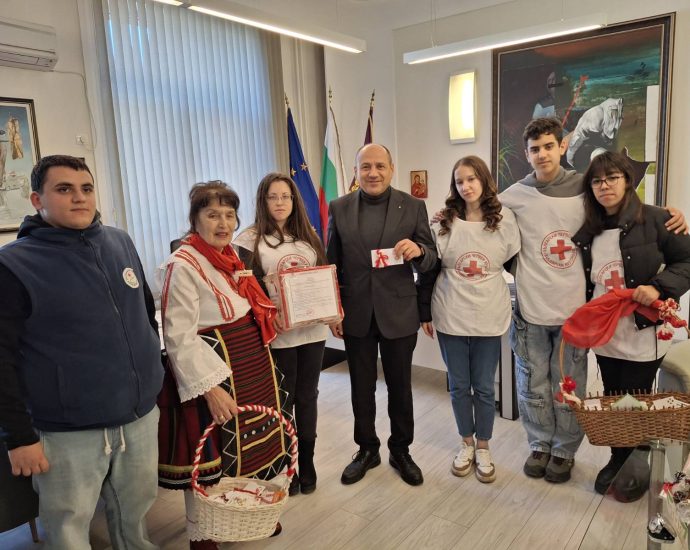 red cross 20326 2 МЛАДИТЕ ЧЕРВЕНОКРЪСТЦИ ОТ ЛОВЕЧ И ТРОЯН С КАМПАНИЯ „МАРТЕНИЧКА ЗАКАЧИ И НАДЕЖДА ПОДАРИ“