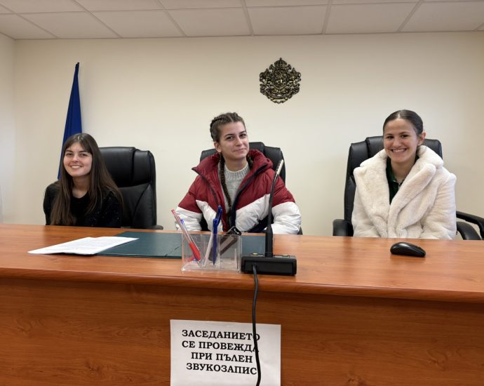uchenici obuchenie prokuratura 110326 3 ПРОКУРОР И ДЕСЕТОКЛАСНИЦИ ОТ ПЕГ „ЕКЗАРХ ЙОСИФ I“ ОБСЪДИХА КЛЮЧОВИ МОМЕНТИ В НАКАЗАТЕЛНОТО ПРАВО