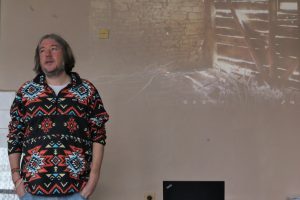 20260331 Призрачни села в Крамолин 1 Аудио-визуалният концерт “Призрачни села” на Мирян Колев бе представен пред близо 150 човека от различни възрасти в селата Кърпачево, Брестово и Крамолин