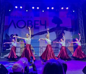 cvetnica lovech den 1 30426 2 Вчера на площад „Тодор Кирков“ бе дадено началото на празничната програма по повод Цветница
