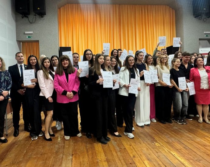 ezikova nemski diplomi 290426 4 Дванадесетокласници от ПЕГ „Екзарх Йосиф I“ получиха Немски езикови дипломи DSD II