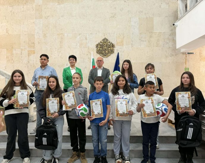 nagradi konkurs gora 150426 „Аз обичам българската гора“: Наградиха младите таланти в Ловеч по повод Седмицата на гората
