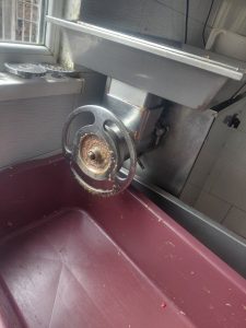 nezakonen ceh meso 10426 3 Фейсбук търговия с наденици доведе полицията до незаконен цех в с. Торос