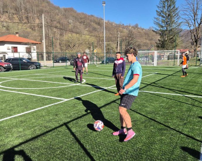 sportna ploshtadka teteven 80426 17 Жителите на село Рибарица вече разполагат с модерно мултифункционално спортно съоръжение, подходящо за мини футбол, волейбол и хандбал, както и със специализирана зона за стрийт фитнес