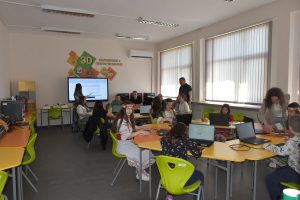 stem centar todor kirkov 280426 2 В Средно училище „Тодор Кирков“ беше официално открит нов STEM център, който осигурява съвременна образователна среда за учениците. Проектът е насочен към развитие на практически умения и повишаване на интереса към науката, технологиите, инженерството и математиката. Официално откриване и гости На събитието присъстваха представители на местната власт и образователните институции: Цветелин Винчев: Заместник-кмет на Община Ловеч. Д-р Иваничка Буровска: Началник на Регионалното управление на образованието (РУО) – Ловеч. Проф. Христов: Представител на Русенския университет „Ангел Кънчев“ и бивш възпитаник на училището. Заместник-кметът Винчев поздрави училищния екип за успешната реализация на проекта и подчерта, че новата база ще стимулира иновативното мислене сред младите хора. Модерна материална база Новооткритият център разполага с високотехнологично оборудване, което позволява преминаване към съвременни методи на обучение: Техническо обезпечаване: Центърът е снабден със съвременна техника за практически занимания. Иновативна среда: Пространството е проектирано да бъде функционално и насочено към нуждите на модерното образование. По време на церемонията гостите разгледаха изградената база и се запознаха с възможностите, които новото оборудване предоставя за учебния процес.