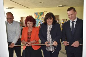 stem centar todor kirkov 280426 4 В Средно училище „Тодор Кирков“ беше официално открит нов STEM център, който осигурява съвременна образователна среда за учениците. Проектът е насочен към развитие на практически умения и повишаване на интереса към науката, технологиите, инженерството и математиката. Официално откриване и гости На събитието присъстваха представители на местната власт и образователните институции: Цветелин Винчев: Заместник-кмет на Община Ловеч. Д-р Иваничка Буровска: Началник на Регионалното управление на образованието (РУО) – Ловеч. Проф. Христов: Представител на Русенския университет „Ангел Кънчев“ и бивш възпитаник на училището. Заместник-кметът Винчев поздрави училищния екип за успешната реализация на проекта и подчерта, че новата база ще стимулира иновативното мислене сред младите хора. Модерна материална база Новооткритият център разполага с високотехнологично оборудване, което позволява преминаване към съвременни методи на обучение: Техническо обезпечаване: Центърът е снабден със съвременна техника за практически занимания. Иновативна среда: Пространството е проектирано да бъде функционално и насочено към нуждите на модерното образование. По време на церемонията гостите разгледаха изградената база и се запознаха с възможностите, които новото оборудване предоставя за учебния процес.