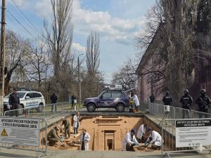 една неистинска снимка 10426 Екипът на учения и ръководството на Института, в лицето на неговия основател и благодетел Мон Ра Иванов, са се натъкнали на древното културно-историческо съкровище под дупка на бул. България в Ловеч