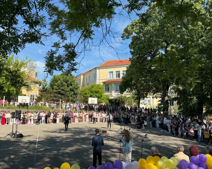 15.05.2026 г. Езикова ИЗПРАЩАНЕ 4 1 Областният управител на Ловеч Пламен Христов пожела „На добър час“ на випуск 2026 на ПЕГ „Екзарх Йосиф I“ – Ловеч.
