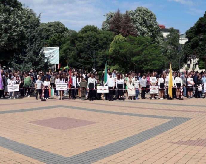 24 maj lovech 240526 13 Ловеч отбеляза 24 май с тържествена церемония, награди за учители и отличия за ученици