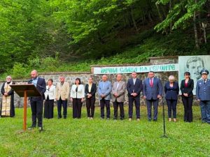 25.05.2026 г. Поклон бенковски 3 Областният управител на Ловеч Пламен Христов се поклони пред паметта на войводата Георги Бенковски и неговите сподвижници в местността Костина край село Рибарица