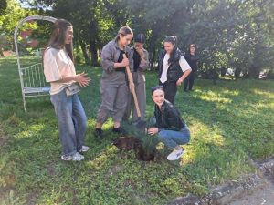 bonbon vmesto cigara 310526 3 В Ловеч засадиха дръвчета и проведоха акция „Бонбон вместо цигара“ по повод Световния ден без тютюнев дим