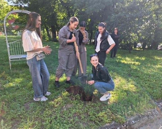 bonbon vmesto cigara 310526 3 В Ловеч засадиха дръвчета и проведоха акция „Бонбон вместо цигара“ по повод Световния ден без тютюнев дим