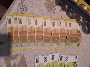 falshivi banknoti lukovit 150526 1 В Луковит 16-годишен младеж е установен от полицията, след като е пазарувал в хранителен магазин с фалшива банкнота от 100 евро