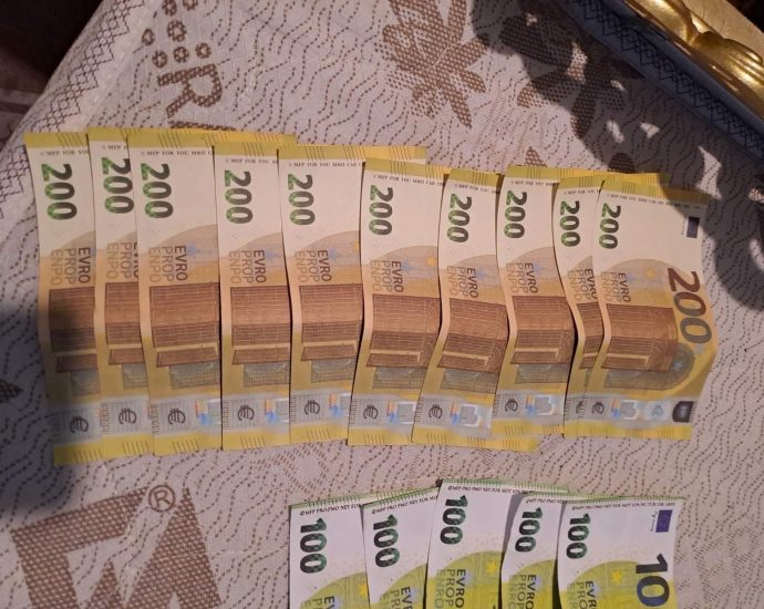 falshivi banknoti lukovit 150526 1 В Луковит 16-годишен младеж е установен от полицията, след като е пазарувал в хранителен магазин с фалшива банкнота от 100 евро