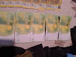 falshivi banknoti lukovit 150526 2 В Луковит 16-годишен младеж е установен от полицията, след като е пазарувал в хранителен магазин с фалшива банкнота от 100 евро