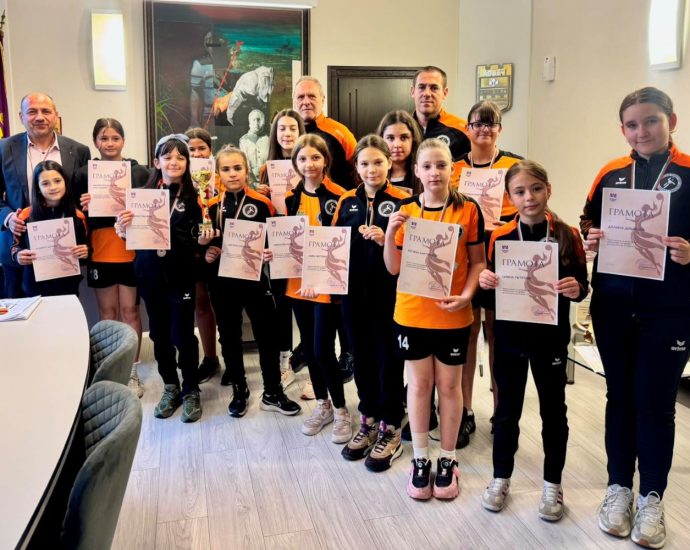 handball lovech 120526 1 Младите хандбалистки на ХК „Осъм“ бяха отличени от кмета на Ловеч след бронзовите медали от държавното първенство