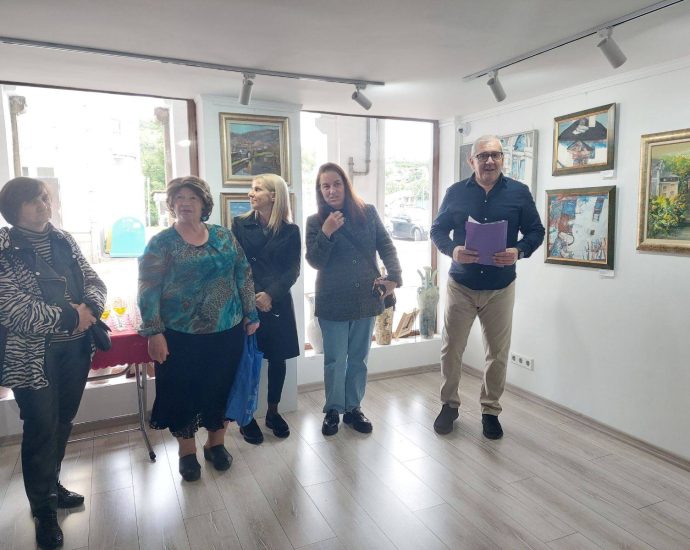 izlojba na lovech s liubov 140526 18 Изложбата „На Ловеч с любов“ събра 15 творци в Арт галерия „Мостове“