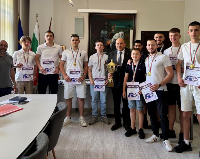 karateki otlichia 280526 1 Кметът Страцимир Петков награди състезателите на СК „Джу Джицу Вароша“ за успехите им на държавното първенство