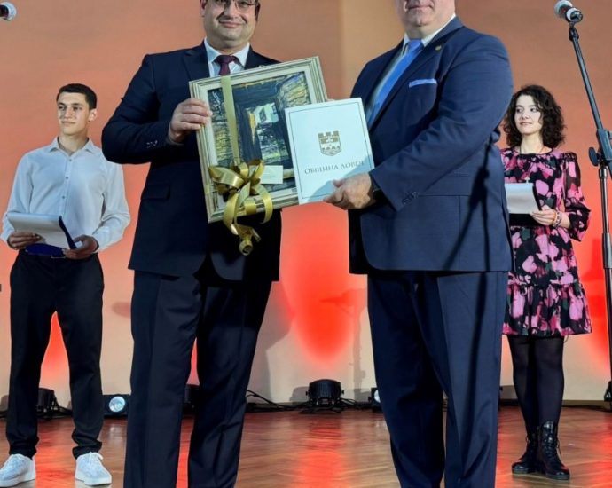 matematicheska lovech godishnina 150526 4 Профилираната природо-математическа гимназия в Ловеч отбеляза 55 години от създаването си